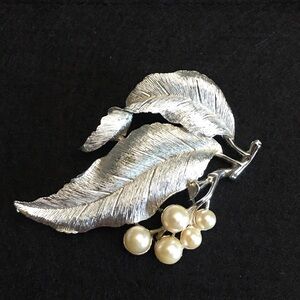 NOS Festive 1966 SILVERY SPLENDOR Silvertone Leaves & Pearls Coventry Brooch Pin